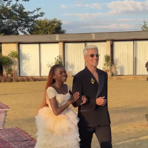 Bruno Gagliasso entrou acompanhado da filha Titi. O ator usou um blazer sem camisa e a adolescente um vestido boho