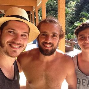 Cadu Libonati ao lado de Rafael Cardoso e Caio Paduan em festa de encerramento de 'Além do Tempo'