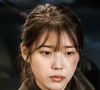 Em 'My Mister', Lee Ji-an é uma jovem que enfrenta dificuldades financeiras extremas, cuidando de sua avó surda e enfrentando abusos no trabalho