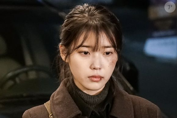 Em 'My Mister', Lee Ji-an é uma jovem que enfrenta dificuldades financeiras extremas, cuidando de sua avó surda e enfrentando abusos no trabalho