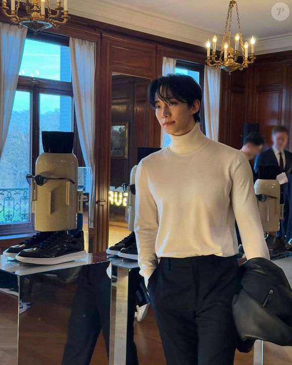 Também há a opção de comprar adicionais como hi touch, sound check, pôster autografado, photo card, postcard e foto individual