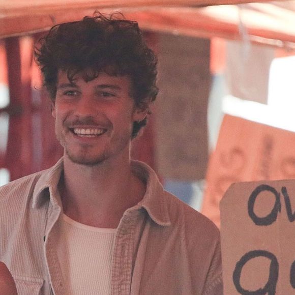 Bruna Marquezine e Shawn Mendes apareceram juntos em clima romântico em uma praia na publicação de aniversário feita pela atriz para o cantor