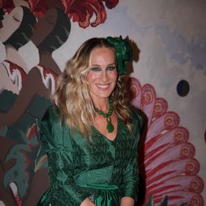 Sarah Jessica Parker, que esteve no Brasil em 2026, completa 61 anos e revela segredo da beleza madura com rotina prática e escolhas conscientes