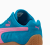 A faixa rosa do Speedcat OG foi o detalhe que chamou atenção pela semelhança com o vestido de Bloom, de Winx, enquanto o azul predominante mantém o visual esportivo e marcante