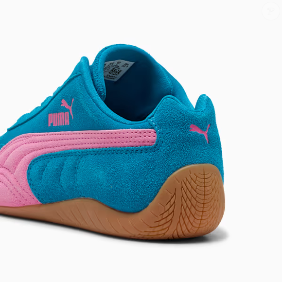 A faixa rosa do Speedcat OG foi o detalhe que chamou atenção pela semelhança com o vestido de Bloom, de Winx, enquanto o azul predominante mantém o visual esportivo e marcante
