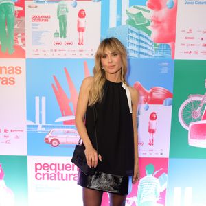 Carolina Dieckmmann apostou em um vestido Louis Vuitton para a pré-estreia do filme 'Pequenas Criaturas', em São Paulo