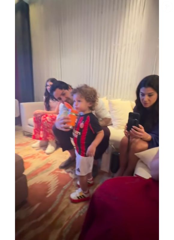 Filho de Rebeca Abravanel e Alexandre Pato ganhou ajuda do pai na hora de matar a sede