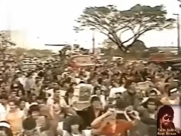 Raul Seixas no fim da vida relatou medo do público; multidão acompanhou cortejo após sua morte