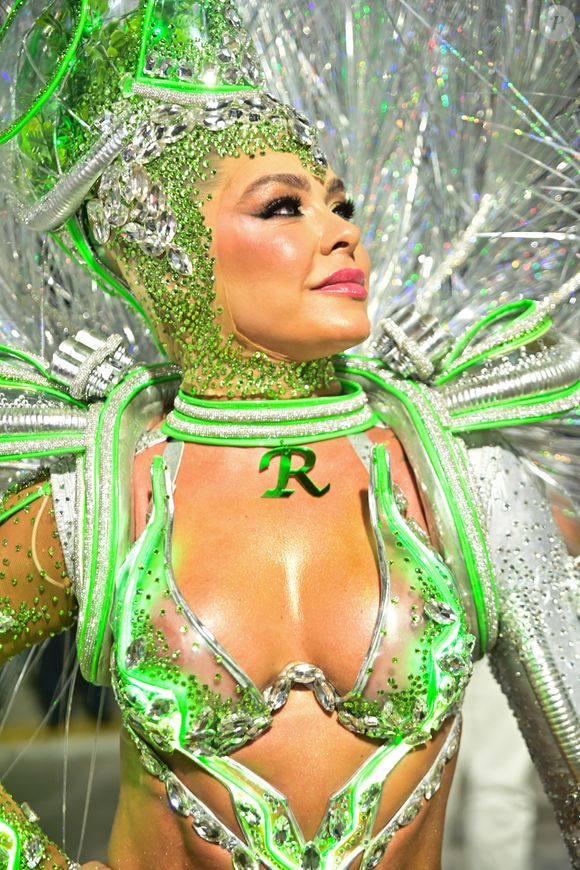 Carnaval 2025: Fabíola de Andrade desfilou com um cordão da letra R, em referência ao marido Rogério Andrade