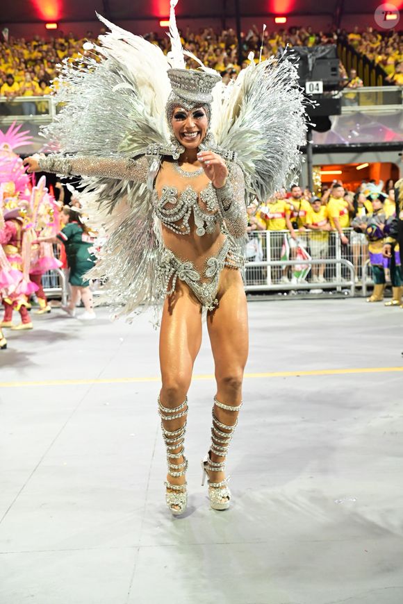 Carnaval 2026: Aline Oliveira pelo 16º ano desfilou como rainha de bateria da Mocidade Alegre