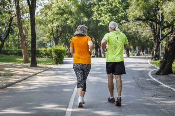 "Precisamos dedicar pelo menos três horas por semana à caminhada, divididas em sessões de 45 minutos. Então, coloque seu podcast favorito e aproveite a oportunidade para aprender algo novo durante a semana", recomenda a médica