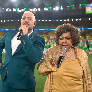 Belo e Alcione derraparam ao cantar o Hino Nacional