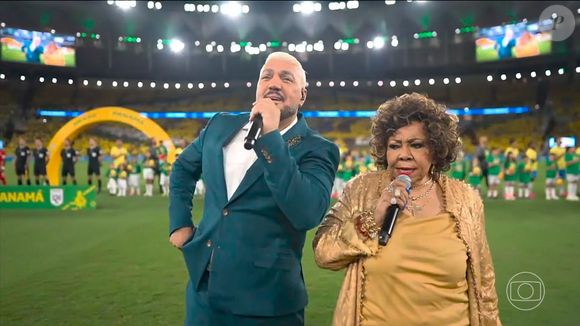 Belo e Alcione derraparam ao cantar o Hino Nacional