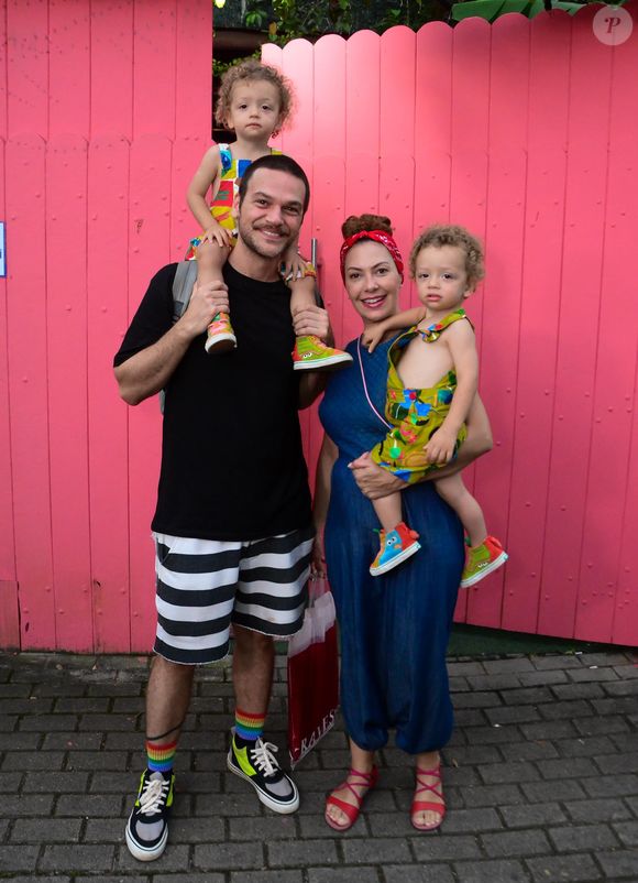 Fabiula Nascimento e Emilio Dantas com os filhos gêmeos no aniversário de Clara Maria