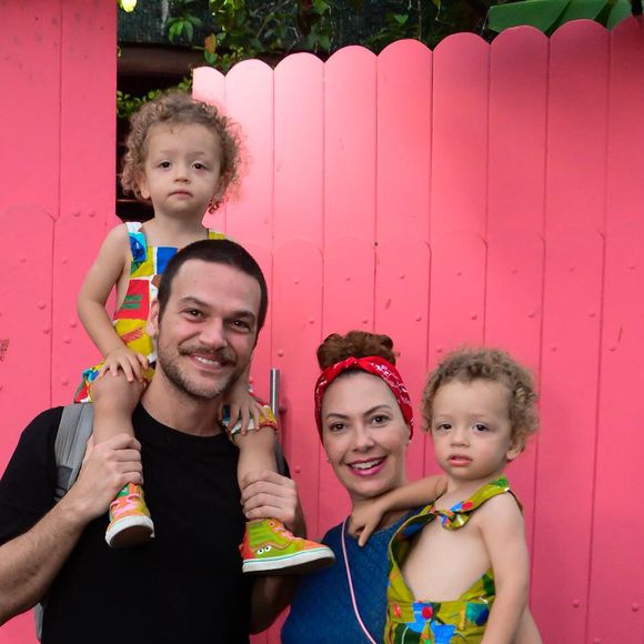 Fabiula Nascimento e Emilio Dantas com os filhos gêmeos no aniversário de Clara Maria