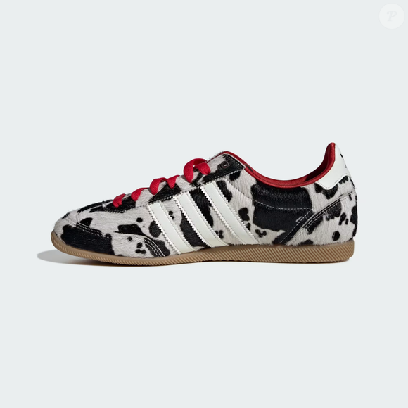 O visual minimalista do Adidas Japan faz do modelo uma alternativa versátil para diferentes estilos, funcionando tanto em combinações mais modernas quanto em looks clássicos, especialmente para mulheres que preferem peças discretas, mas com forte presença visual