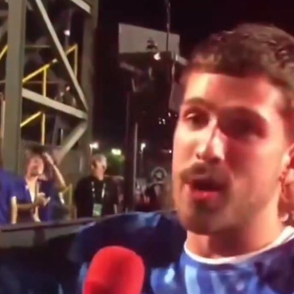 Visivelmente animado! João Guilherme curte o Carnaval na Sapucaí e declara: "Carnaval é união, é tomar uma caipirinha e esquecer tudo!"