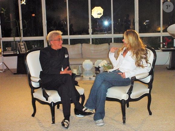 Clodovil morreu após complicações de um AVC em 2009 - na foto, apresentador dá entrevista a Adriane Galisteu, com quem teve relação conturbada por parte dele mesmo