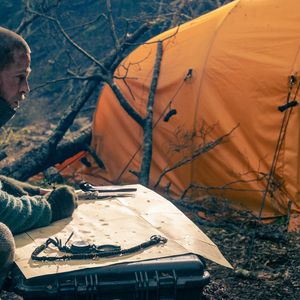 Aos 62 anos, Brad Pitt revela bastidores de uma conexão especial criada durante as gravações de Coração Selvagem, filme sobre sobrevivência e companheirismo