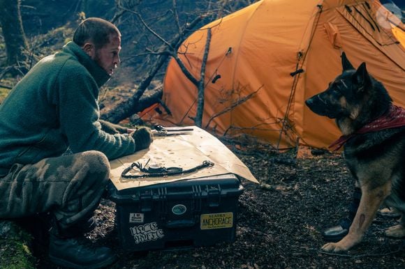 Aos 62 anos, Brad Pitt revela bastidores de uma conexão especial criada durante as gravações de Coração Selvagem, filme sobre sobrevivência e companheirismo