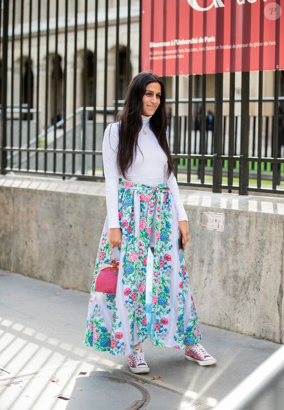 Saia com amarração floral dá um up no look total white sem esforço