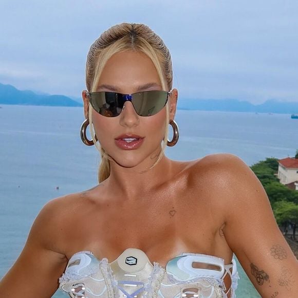 'Maria-chuteira'? Virgínia ousa com look diferentão de marca patrocinadora de Vini Jr. para jogo da NFL no Rio. Veja fotos!
