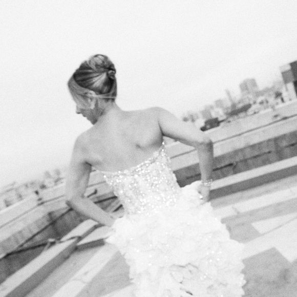 'Quis trazer um pouco da história da moda, fazendo uma releitura de um dos vestidos mais lindos da Dior, mas com o meu olhar', conta Lethicia Bronstein sobre vestido para renovar 20 anos de casamento