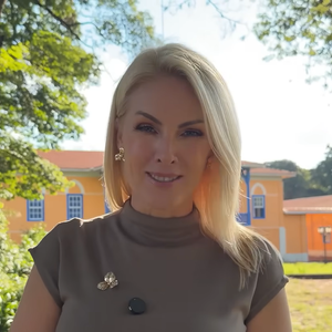O casarão principal da fazenda foi erguido há mais de dois séculos com alvenaria de pedra e barro. Segundo o NSC Total, a restauração busca preservar os traços da arquitetura colonial, enquanto adapta o espaço para a realização de eventos de grande porte