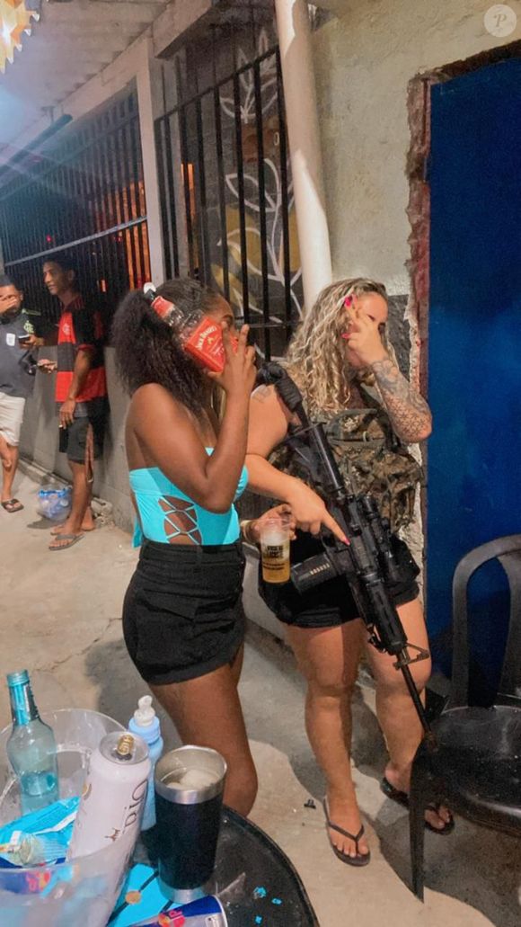 Setenta mil seguidores, fuzis e provocações: como a internet impulsionou a fama da Diaba Loira