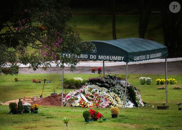 Filha de Schynaider Moura foi homenageada com várias coroas de flores em enterro; jovem morreu aos 16 anos em setembro de 2025