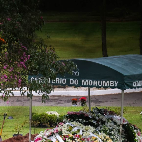 Filha de Schynaider Moura foi homenageada com várias coroas de flores em enterro; jovem morreu aos 16 anos em setembro de 2025