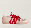 Parecem sapatilhas de bailarina, mas são tênis: a nova colaboração da Adidas com Simone Rocha aposta no romantismo e na estética 'coquette'