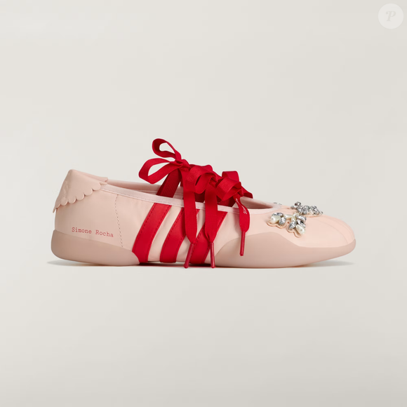 Parecem sapatilhas de bailarina, mas são tênis: a nova colaboração da Adidas com Simone Rocha aposta no romantismo e na estética 'coquette'