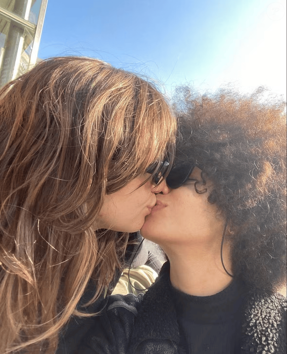 Diferentemente de Carol Argento, sua personagem em "Beleza Fatal", que enfrenta relacionamentos turbulentos na ficção, a atriz Manu Morelli encontra estabilidade na vida real e é uma mulher bem resolvida.