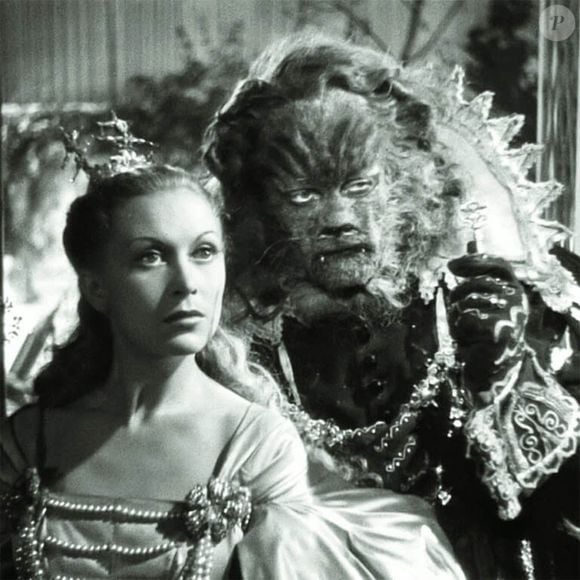 Filme assistido por Tiago é "A Bela e a Fera" (1946), de Jean Cocteau, clássico francês.