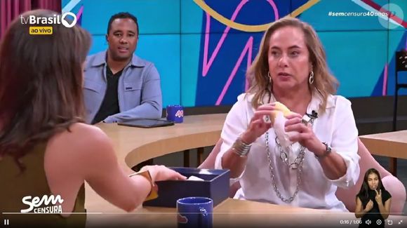 Cissa Guimarães, no 'Sem Censura', deu um pão francês para Sophie Charlotte recriar meme viral