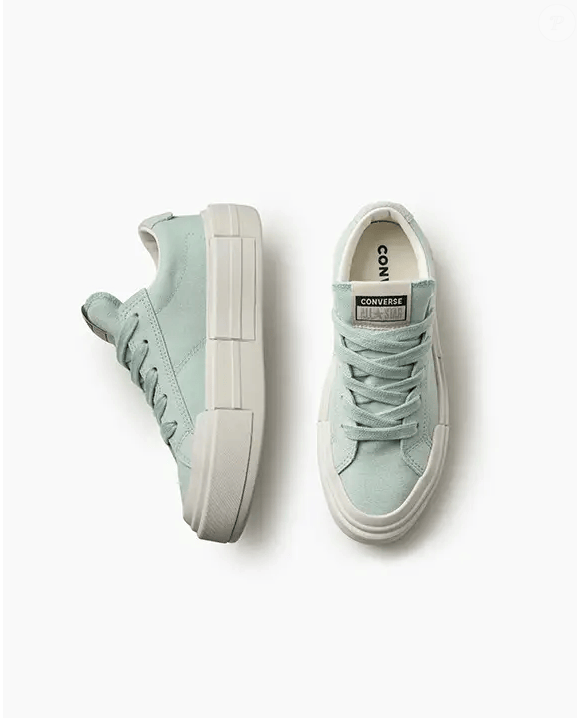 Inspirado nos anos 90, o modelo combina solado confortável em EVA com um design cheio de atitude. É ideal para quem deseja ousar no visual sem sacrificar o bem-estar, conforme informações do próprio produto