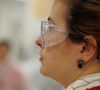Para fazer o condicionador e visitar o laboratório, o look do dia teve óculos de proteção
