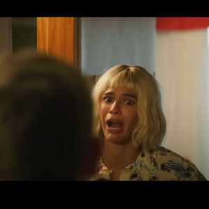 De visual loiro e sotaque carregado, Bruna Marquezine vive momento cômico marcante em 'Velhos Bandidos'