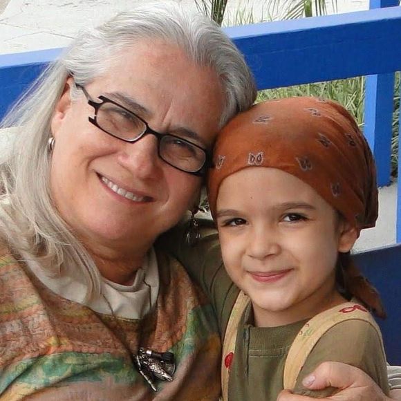 Saudades de Mãe Lucinda! Com o retorno de 'Avenida Brasil' à grade da TV Globo em reexibição especial, Mel Maia, nostálgica, postou nesta segunda-feira fotos, nunca antes vistas pelo público, ao lado da atriz Vera Holtz