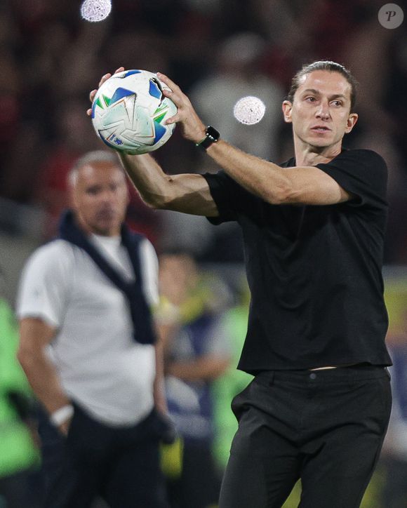 Saída de Filipe Luís do Flamengo agita a web, gera onda de críticas e faz torcedores se manifestarem contra a decisão da diretoria