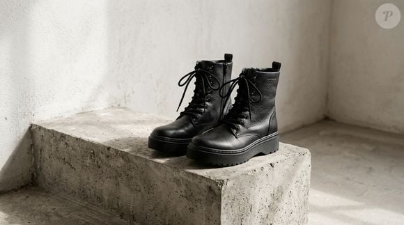 Com inspiração nos coturnos clássicos, o modelo preto da Constance é uma aposta para quem deseja deixar os looks de chuva mais estilosos. Seu solado tratorado e o formato tradicional permitem combinações com jeans skinny, peças oversized e produções urbanas