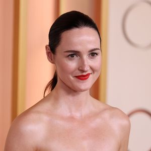 Oscar 2026: a atriz Renate Reinsve combinou batom com a cor do seu vestido