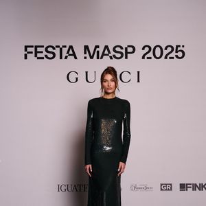 Fã de peças sóbrias, Sasha Meneghel investiu em vestido longo preto com brilho em evento da Gucci