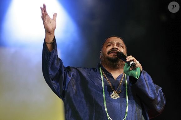 RIO DE JANEIRO, BRAZIL - AUGUST 11:   Arlindo Cruz performs during the 21st Brazilian Music Awards 2010 at the Theatro Municipal on August 11, 2010 in Rio de Janeiro, Brazil. (Photo by Buda Mendes/LatinContent via Getty Images)