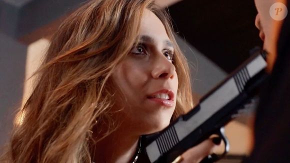Lucélia (Daphne Bozaski) pagará caro ao tentar colocar as mãos no dinheiro das três protagonistas. O fim da personagem será brutal: ela acabará atropelada por Arminda (Grazi Massafera).