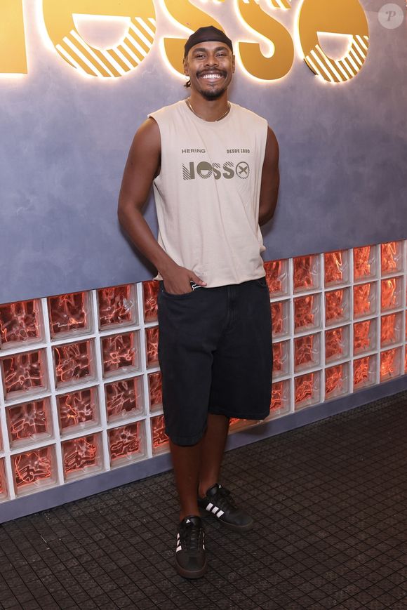 David Reis também esbanjou beleza com um look simples de abadá e bermuda branca