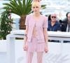 Kristen Stewart acaba de revelar uma grande mudança do seu cabelo em festival de Cannes 2025. Divulgando a estreia mundial de seu primeiro filme como diretora em "A Cronologia da Água", a atriz adicionou a cor rosa em seu cabelo loiro descolorido.