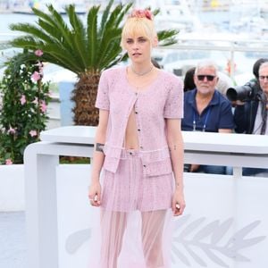Kristen Stewart acaba de revelar uma grande mudança do seu cabelo em festival de Cannes 2025. Divulgando a estreia mundial de seu primeiro filme como diretora em "A Cronologia da Água", a atriz adicionou a cor rosa em seu cabelo loiro descolorido.