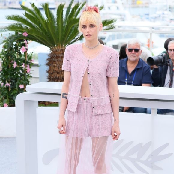 Kristen Stewart acaba de revelar uma grande mudança do seu cabelo em festival de Cannes 2025. Divulgando a estreia mundial de seu primeiro filme como diretora em "A Cronologia da Água", a atriz adicionou a cor rosa em seu cabelo loiro descolorido.